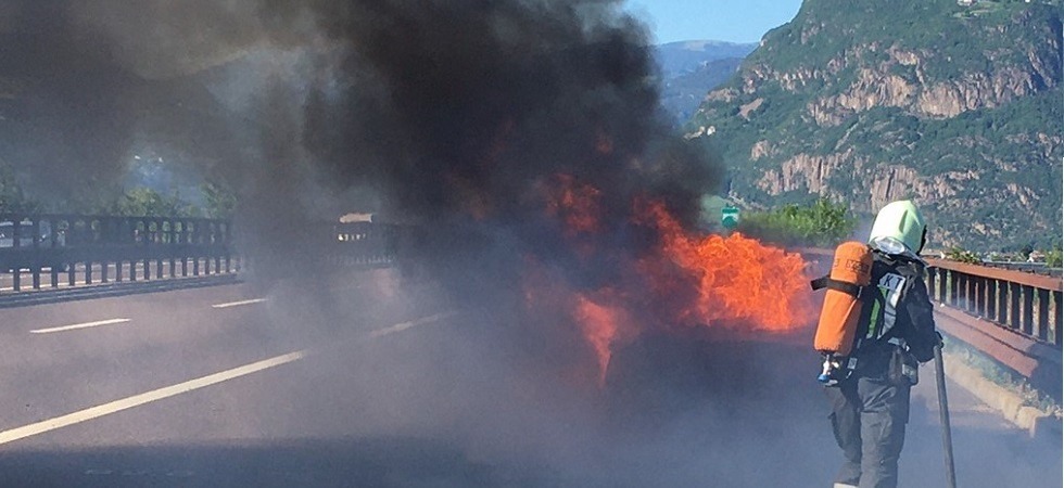 Il fuoco avvolge un'auto in A22, mezzo completamente carbonizzato e una densa colonna di fumo si alza dall'autostrada